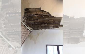 انهيار سقف منزل لاجئ فلسطيني في مخيم برج الشمالي 