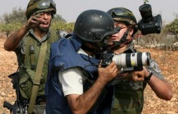 من الأرشيف أثناء تعامل جنود من جيش الاحتلال بعنف مع الصحفيين الفلسطينيين