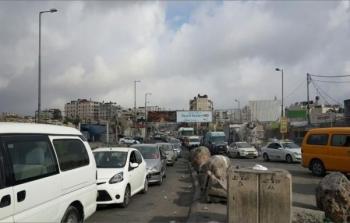 فلسطينيون يمنعون سيارات دبلوماسيين ووزير المالية من المرور
