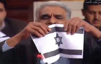 خلال تمزيق علم الكيان الصهيوني في البرلمان التونسي