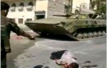 جندي من قوّات النظام السوري ينفذ عملية اعدام ميداني