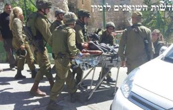 جيش الاحتلال يقوم بنقل الشهداء من موقع إطلاق النار عليهما