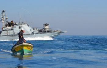 إصابة صياد فلسطيني برصاص الزوارق المصرية جنوبي القطاع ومطاردة زوارق الاحتلال للصيادين شمالاً