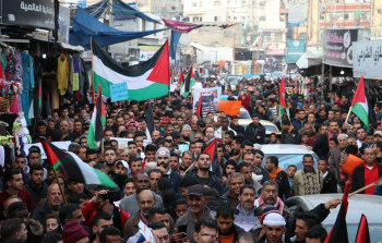 الآلاف يُشاركون في مسيرة مخيّم النصيرات رفضاً لاستنزاف أهل غزة