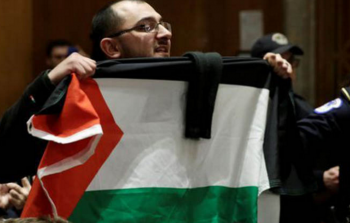 لاجئٌ  فلسطينيّ يٌقاطع سفير الولايات المتحدة لدى الكيان الصهيوني