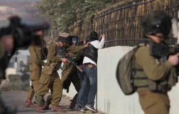 جيش الاحتلال يزعم اعتقال خلية على خلفية إلقاء عبوات ناسفة
