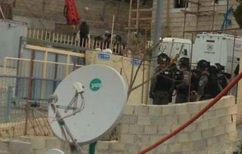 قوات الاحتلال بجانب منزل الشهيد فادي القنبر تقوم بإغلاقه