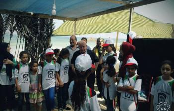 خلال زيارة رئيس دائرة شؤون اللاجئين الفلسطينيين زكريا الآغا لإحدى المخيمات الصيفية
