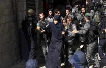 من الأرشيف قوات الاحتلال الصهيوني تقوم باعتقال شابة فلسطينية