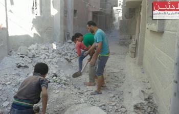 ازالة اثار الركام نتيجة القصف على مخيم درعا 