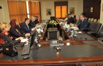 السفير سمير بكر خلال لقاءه بوفد اللجنة الاستشارية للوكالة في جدة