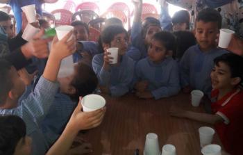 أطفال فلسطينيون يشربون مي وملح تضامناً مع الأسرى