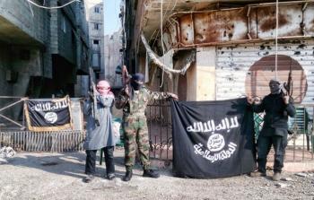 صورة أرشيفية لعناصر داعش في مخيم اليرموك
