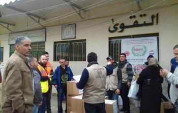 توزيع مساعدات على العائلات الفلسطينية النازحة من سورية في مخيم البداوي
