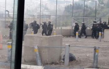 صورة لقوات جيش الاحتلال تلقي قنابل الغاز أثناء المواجهات