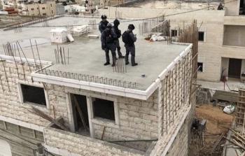 الاحتلال يهدم بناية سكنيّة في العيساوية 