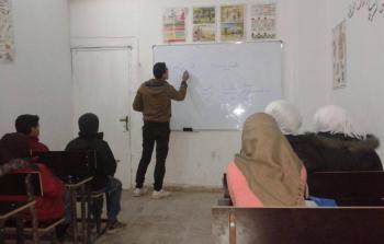 طلاب يتلقون تعليمهم في المدرسة البديلة بمخيم درعا