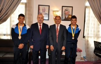 شقيقان فلسطينيان يحصلان على المركز الثاني والرابع في بطولة البحرين للسباحة