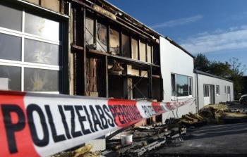 آثار اعتداء على أحد مراكز اللجوء بمنطقة أوبيرتيورينغن في ألمانيا.