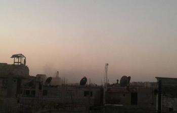 الدخان المتصاعد جراء القصف على أحياء مخيم درعا 