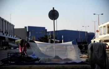 خيمة لاجئين بمطار اثينا القديم - أرشيف رويترز