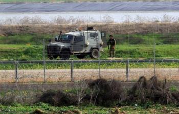 قوات الاحتلال تُطلق النار جنوبي قطاع غزة وتعتقل شابين