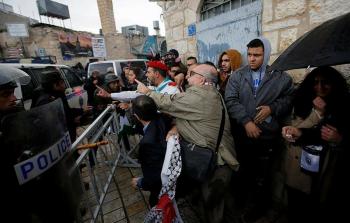 الفلسطينيون يتظاهرون لمنع وصول البطريرك للمهد.. والأجهزة الأمنيّة تؤمّن وصوله