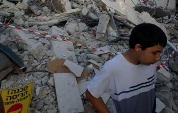 بلدية الاحتلال تهدم منزل عائلة فلسطينية في اللد وترغمها على دفع رسوم الهدم