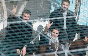 مشاورات حول إضراب مفتوح عن الطعام لكافة الأسرى في سجون الاحتلال