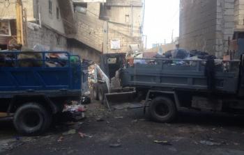 الصورة خلال عملية رفع النفايات من الشارع الفوقاني في مخيم عين الحلوة