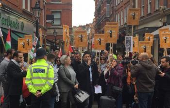 جانب من الاعتصام امام سفارة الاحتلال في لندن
