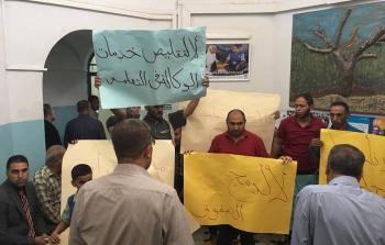 محتجون من أهالي مخيم الفوار في الضفة المحتلة يقتحمون مقر 