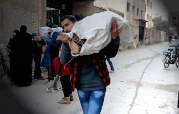 حطب ودواء من هيئة فلسطين الخيريّة لأهالي مخيّم اليرموك