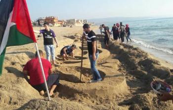 خريطة فلسطين تزيّن شاطئ مخيّم الرشيدية