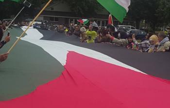 الفلسطينيون في هولندا يرفعون أكبر علم فلسطيني في أوروبا