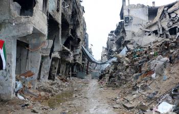 مخيّم اليرموك: قضاء لاجئ مدني كان يحتمي بأحد الأقبية وتواصل القصف على المخيّم
