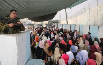 توافد آلاف الفلسطينيين للصلاة في المسجد الأقصى والاحتلال يمنع