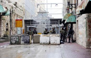 المستوطنون وقوات الاحتلال يُجددون هجماتهم على الفلسطينيين في الخليل المحتلة