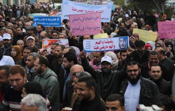 مئات العاملين في 
