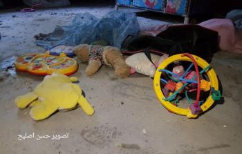 من استهداف طيران الاحتلال فجر الخميس لمنزل عائلة خماش في دير البلح الذي استشهدت فيه أم وطفلتها