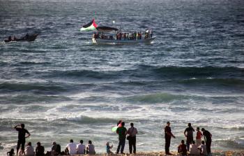 بحريّة الاحتلال تُهاجم قوارب المسير البحري السادس في غزة