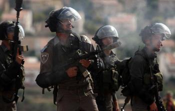 اعتقالات في الضفة المحتلة وإطلاق نار على فلسطيني داخل منزله