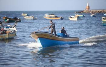 قوات الاحتلال تعتقل صيادين من غزة وأنباء توسيع مساحة الصيد غير صحيحة
