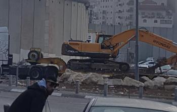 قوات الاحتلال تقتحم مُخيّم شعفاط بأعداد كبيرة وتهدم بناية سكنيّة