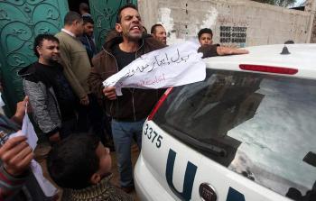 مُتضررون من عدوان الاحتلال يتظاهرون أمام مقر 