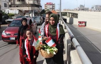 لاجئات بالزي التراثي الفلسطيني يهنئن الجيش اللبناني بعيده الوطني 