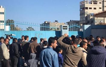 احتجاجات واسعة في استقبال كرينبول بقطاع غزة.. والمُتضررون يُهددون بالسكن في المدارس