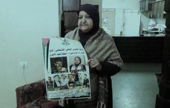 أم ناصر أبو حميد في منزلها بمُخيّم الأمعري جنوبي البيرة المحتلة