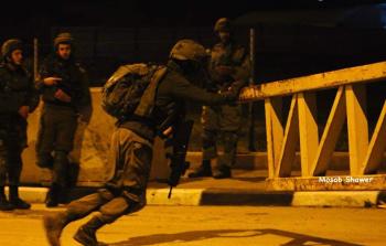 خلال انتشار قوات الاحتلال والمستوطنين على مفرق بيت عينون شرقي الخليل المحتلة مساء الخميس