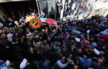 الفلسطينيّون يُشيّعون جثمان الشهيد نخلة ابن مُخيّم الجلزون